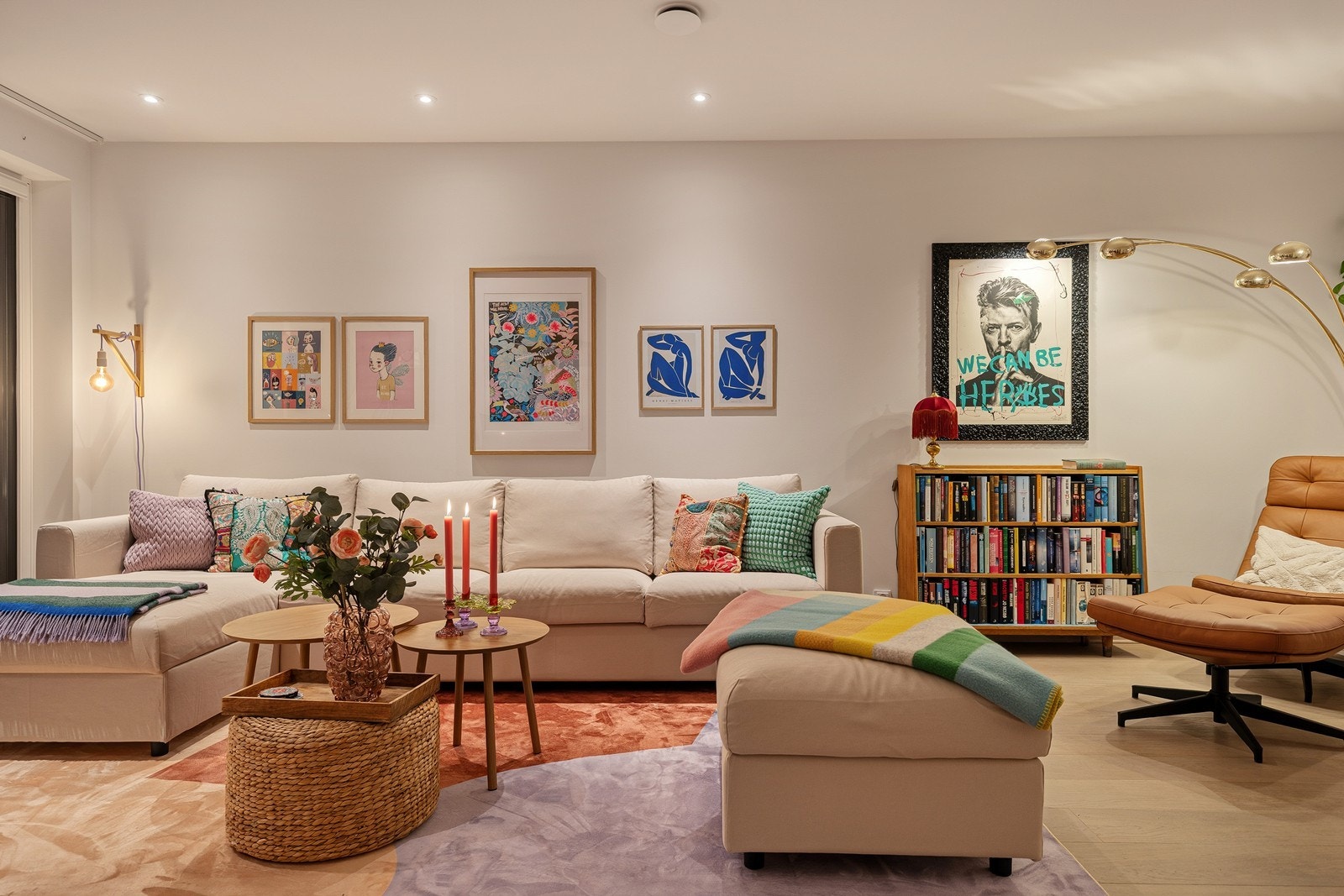 Plantegningen er meget gunstig og deler leiligheten inn i naturlige soner - her har man god plass til en romslig sofagruppe Galleribilde