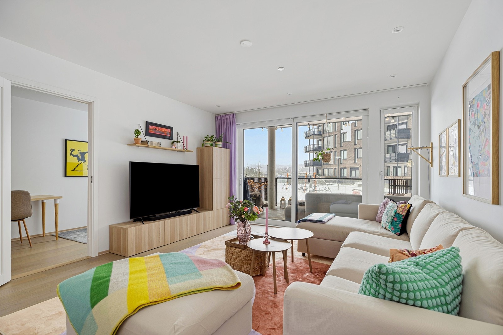 Fra stuen er det direkte adkomst til koselig og innbydende veranda Galleribilde