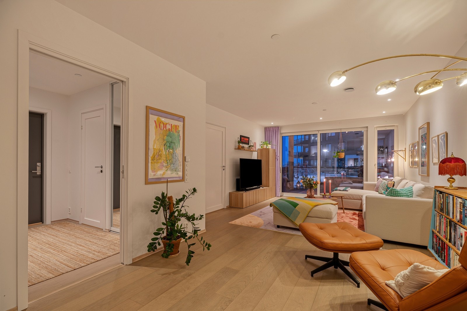 Lys og romslig stue med rikelig innslipp av naturlig lys Galleribilde