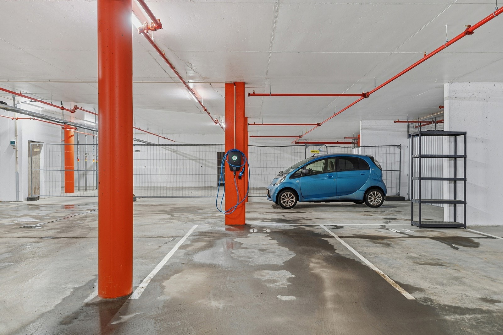 P-plass i garasjeanlegg m/ el-bil lader Galleribilde