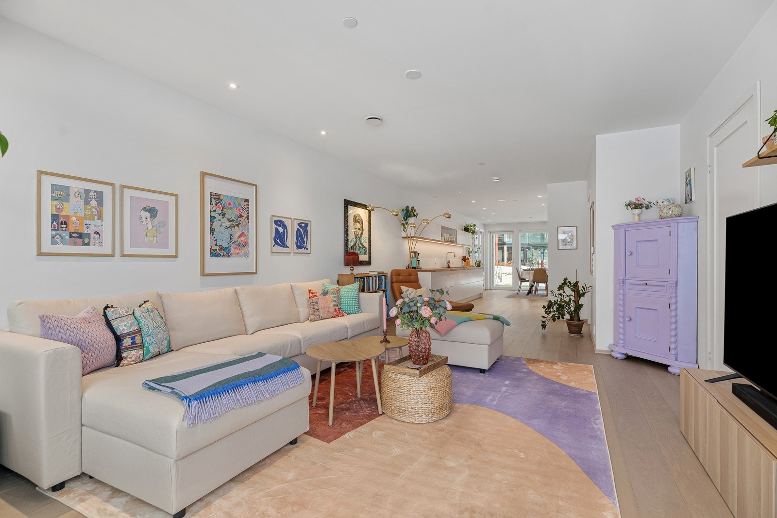 De store vindusflatene på begge ender av leiligheten bidrar til økt lysinnslipp og god romfølelse Galleribilde