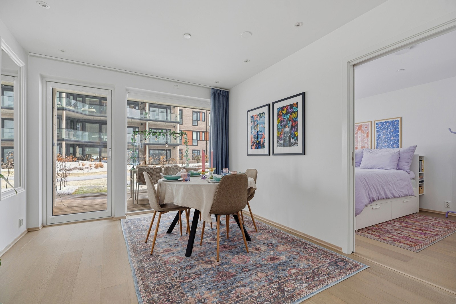 Fra spisegruppen har man adkomst ut til leilighetens andre veranda Galleribilde