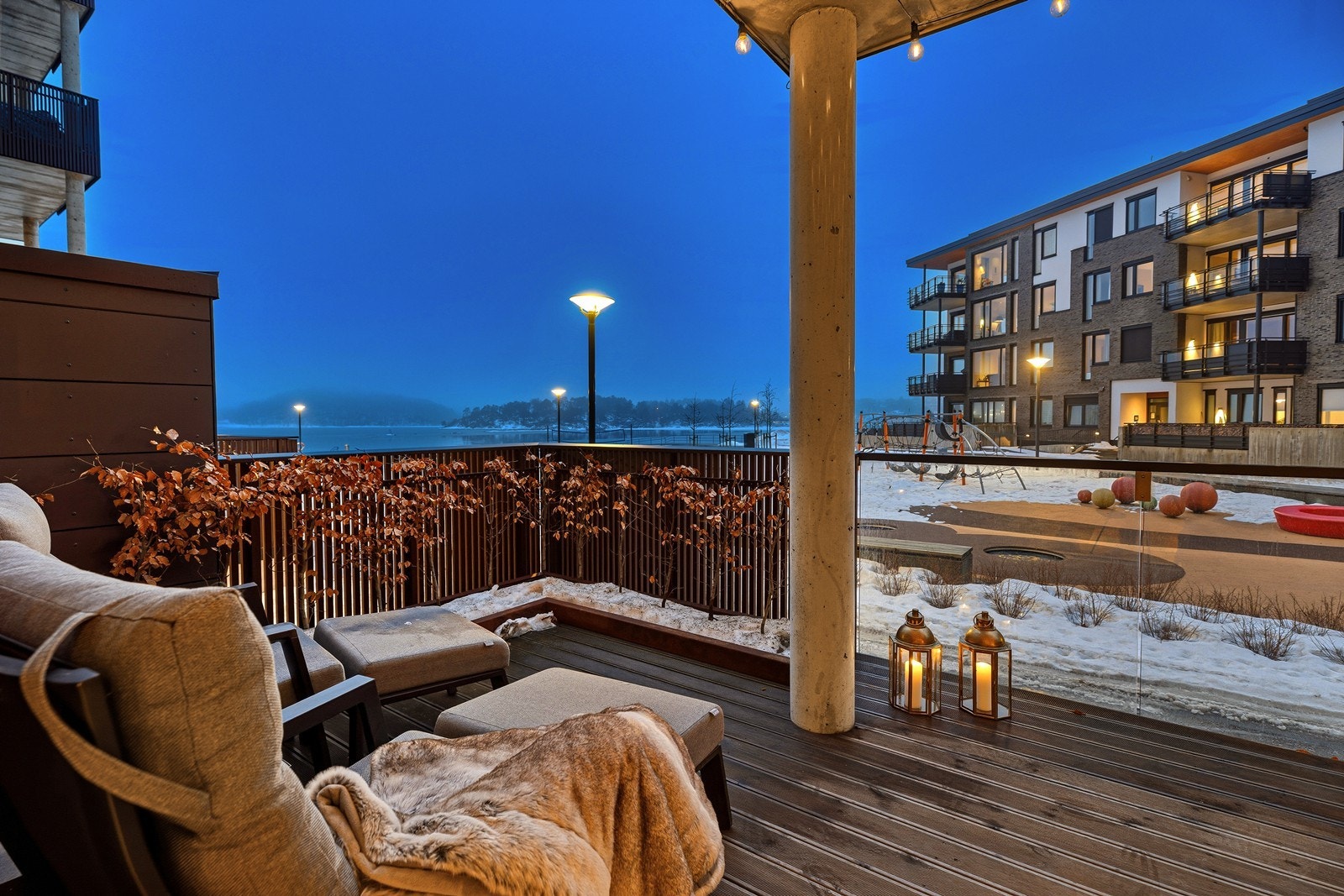 På sommerstid kan man enkelt åpne dørene og forlenge stuen ut på verandaen Galleribilde