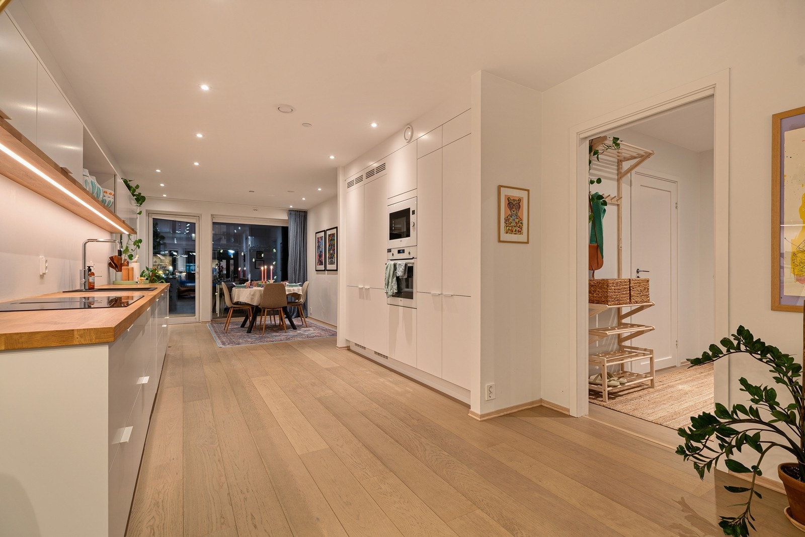 Kjøkkenet er planlagt ned til detaljnivå for å få hverdagen til å flyte best mulig Galleribilde