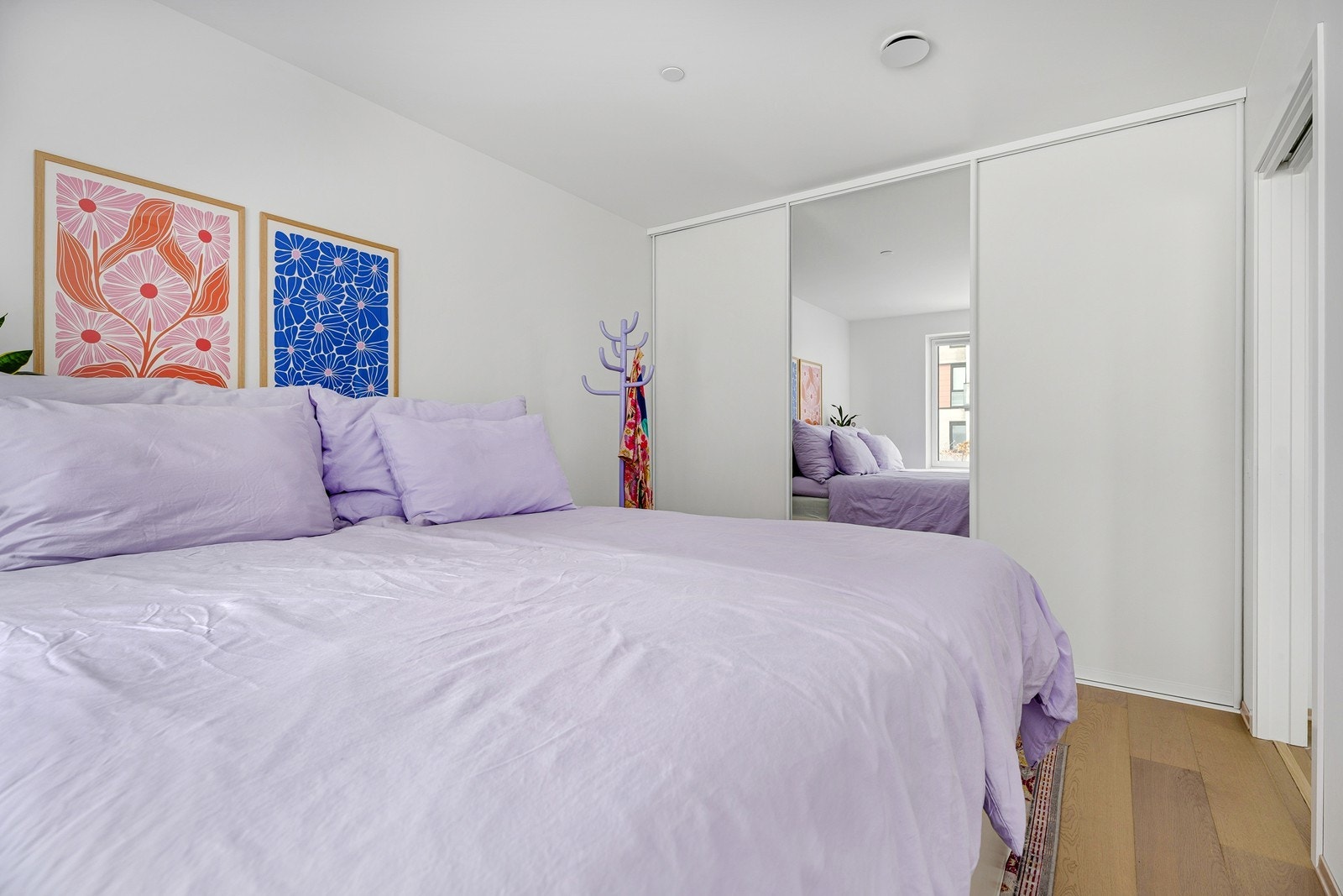 Praktisk plassbygd garderobeskap Galleribilde