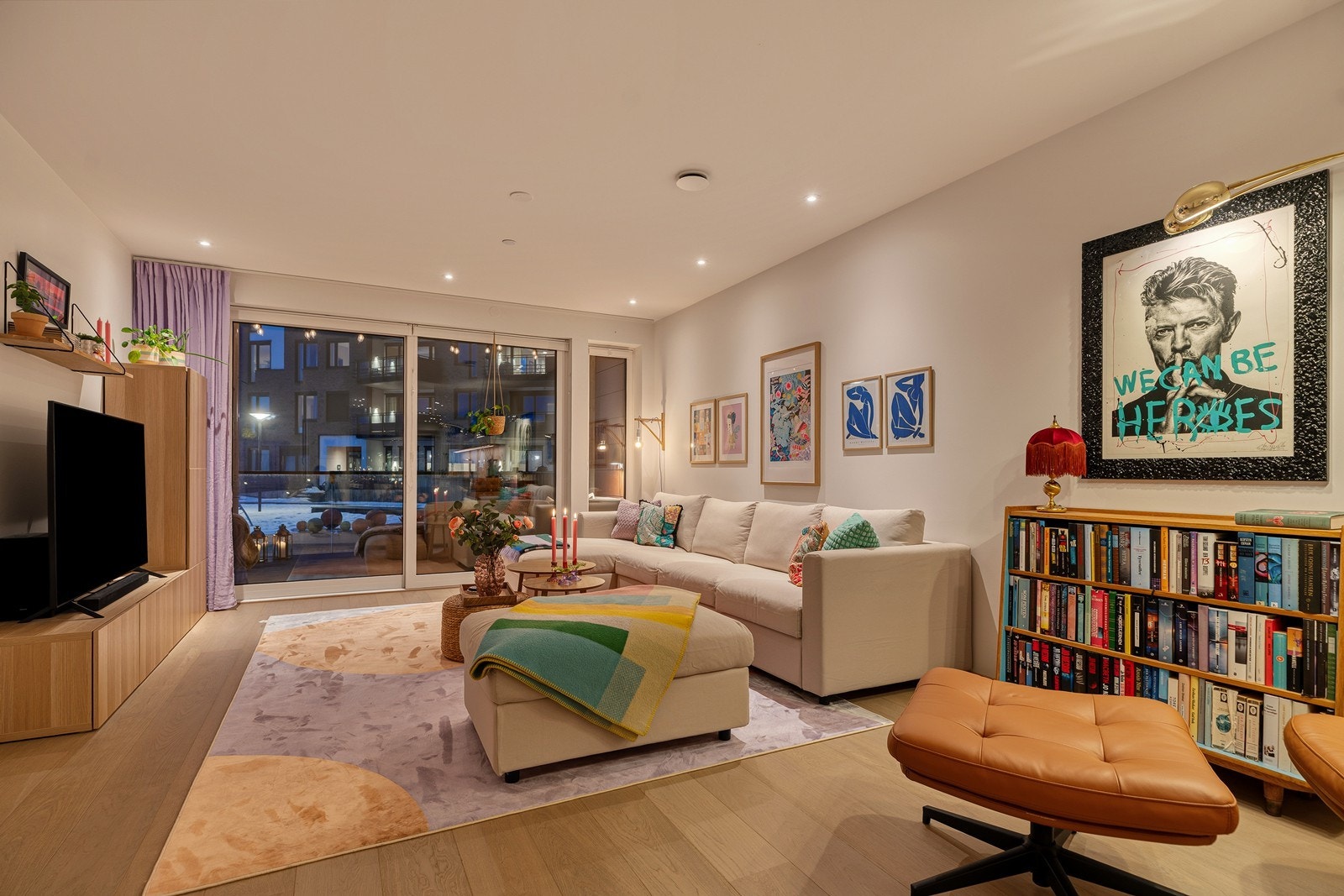 Leiligheten byr på super sjøutsikt, fast p-plass, 2 solrike verandaer og mulighet for kjøp av båtplass Galleribilde