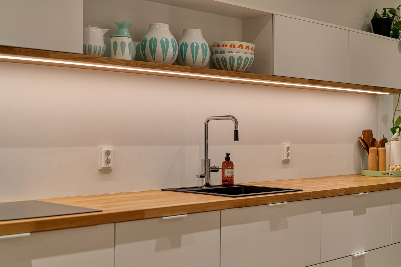 Overskap er nylig satt inn og gir kjøkkenet et eget særpreg, samtidig øker det oppbevaringsmulighetene! Galleribilde