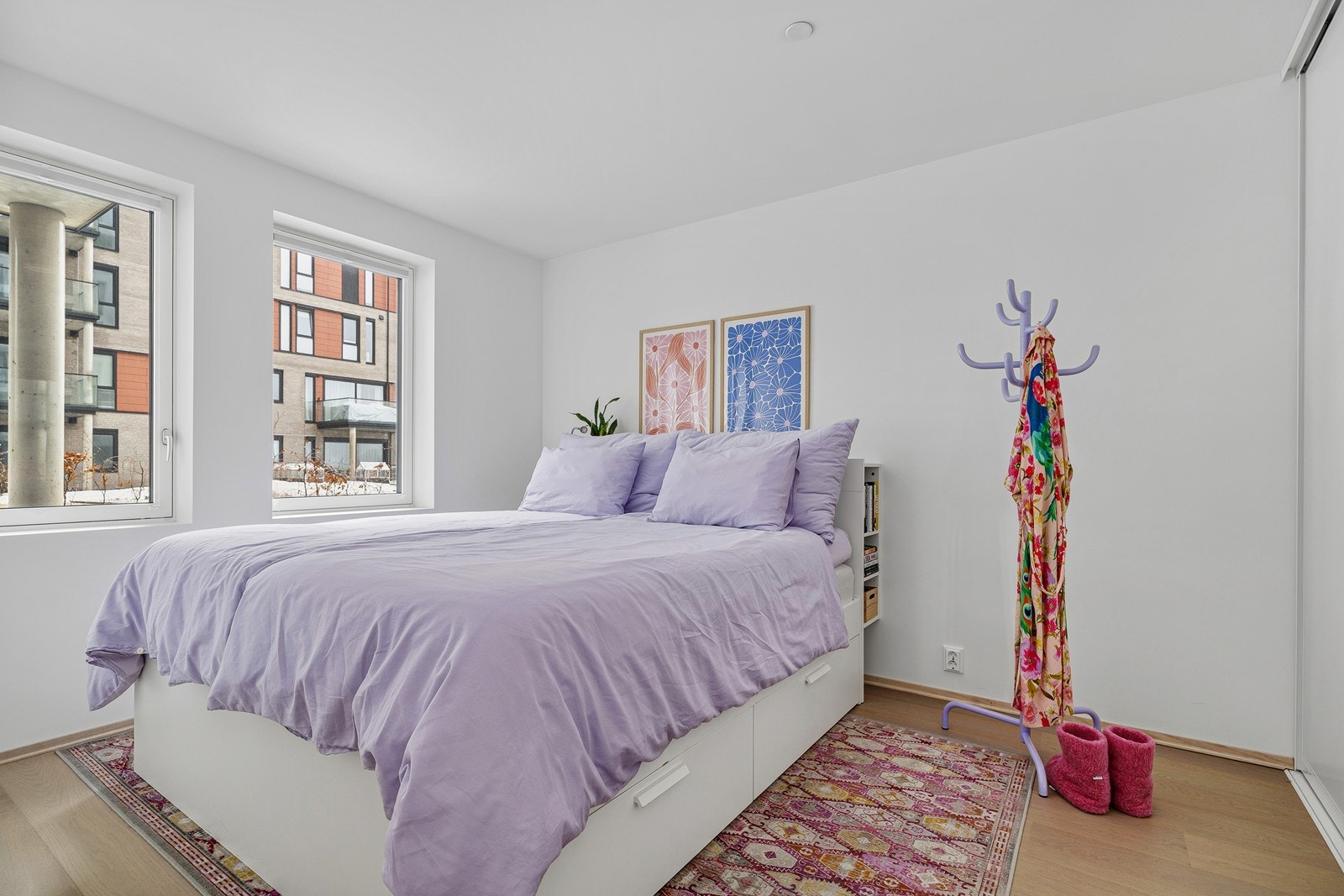 Hovedsoverommet er av god størrelse med plass til dobbeltseng, nattbord, m.m. Galleribilde