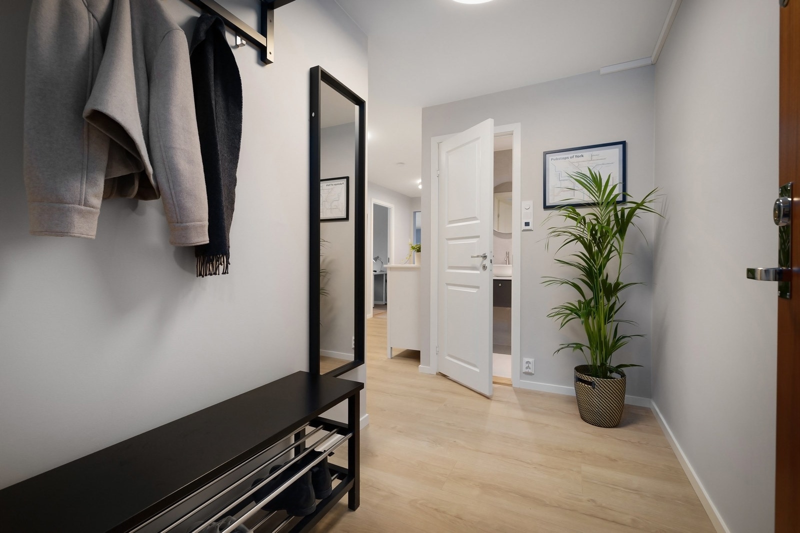 Her er det god plass til både skohylle og oppheng for ytterklær, samt flere kommoder. Galleribilde