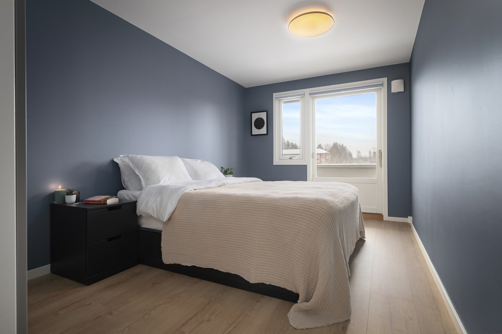 Romslig hovedsoverom med god plass til dobbeltseng med tilhørende nattbord, samt stort garderobeskap. Galleribilde