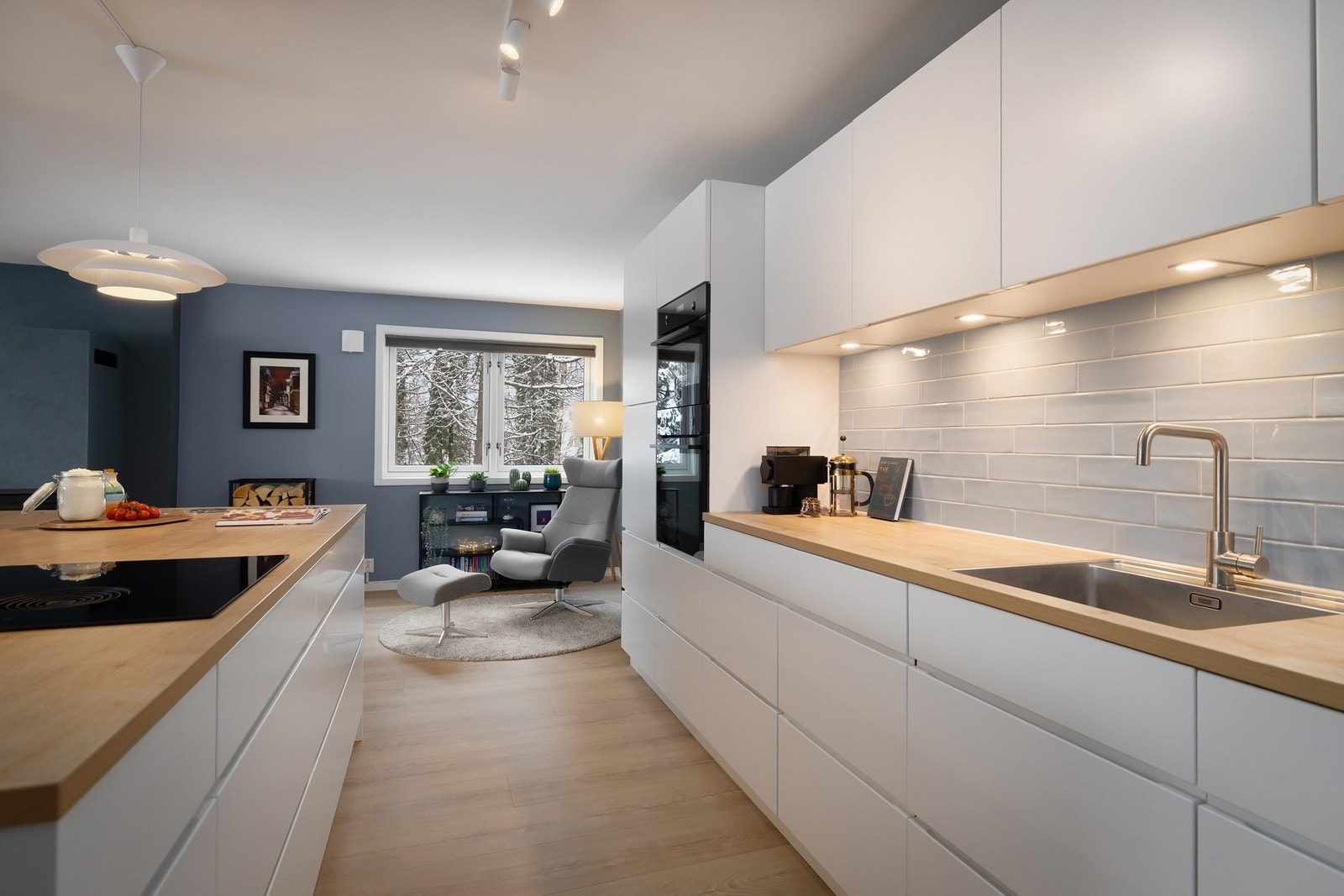 Hvitevarene medfølger og består av integrert stekeovn, mikrobølgeovn, platetopp med integrert ventilator, oppvaskmaskin og kjøleskap med frysedel. Galleribilde