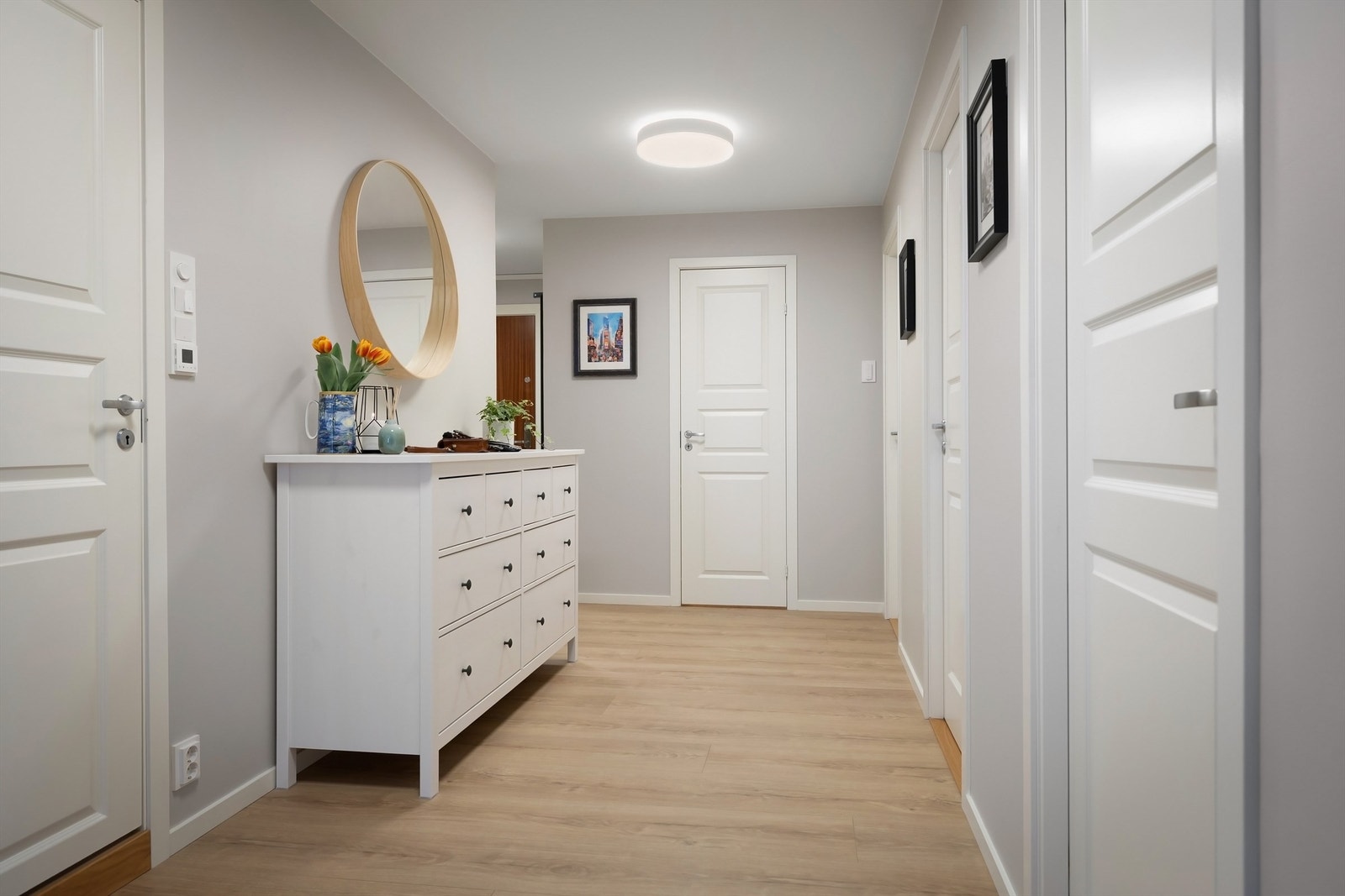 Fra entréen har du også direkte tilgang til en innvendig bod som gir ekstra oppbevaringsmuligheter. Galleribilde