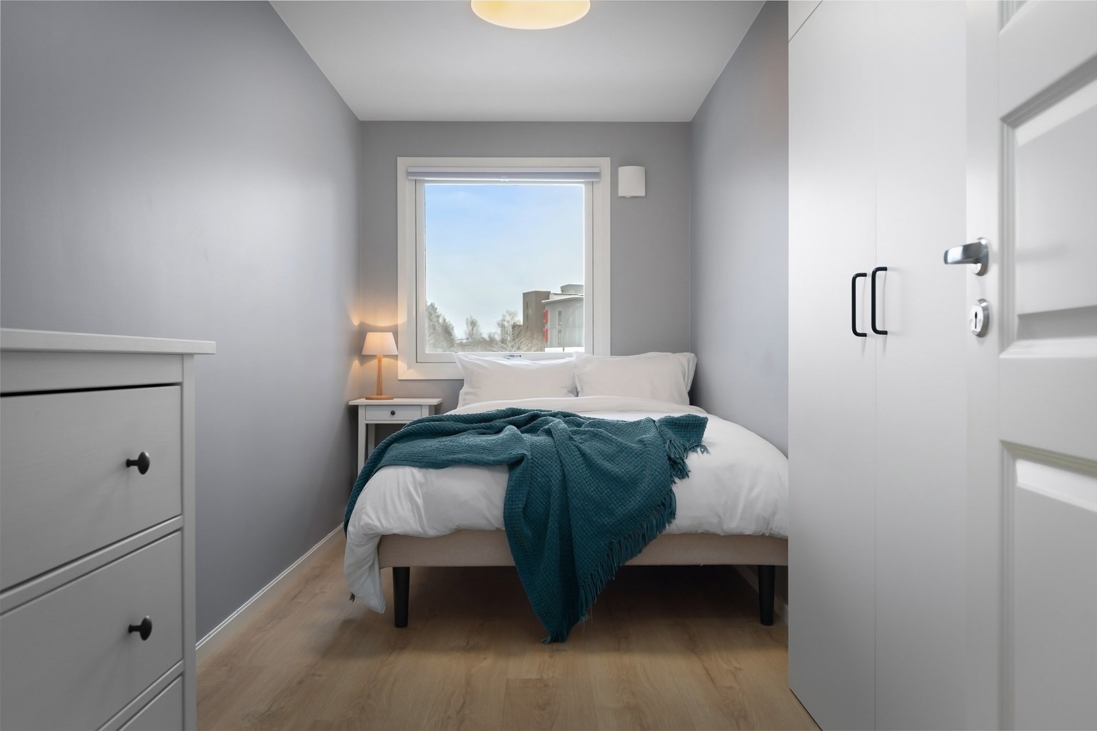 Boligen øvrige soverom er av tilnærmet lik størrelse og passer perfekt som barnerom, gjesterom eller kontor. Galleribilde