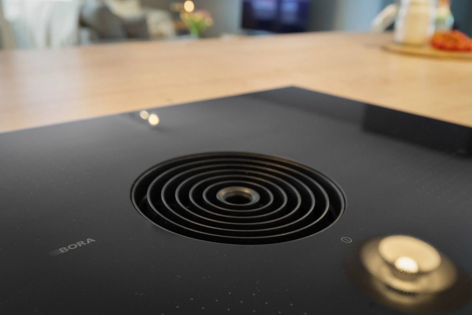 Boligen har flere lekre detaljer som blant annet induksjonstopp med integrert ventilator. Galleribilde