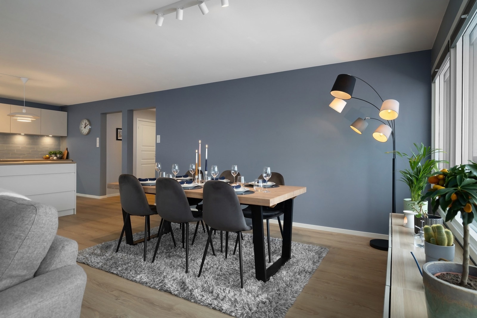 Stuen har plass til både sofagruppe og romslig spisebord. Galleribilde