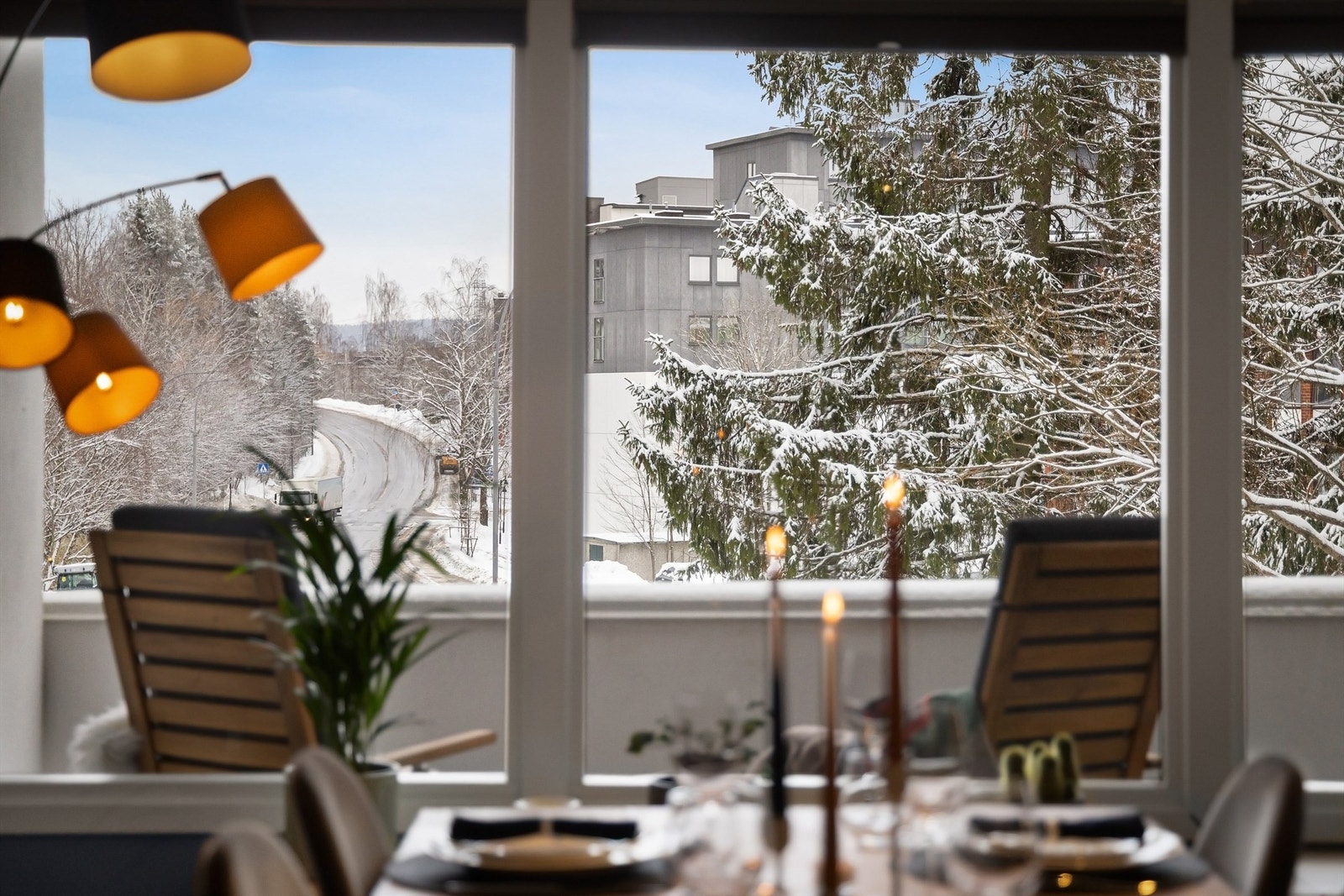 Her får du store vindusflater som slipper inn godt med naturlig lys. Galleribilde