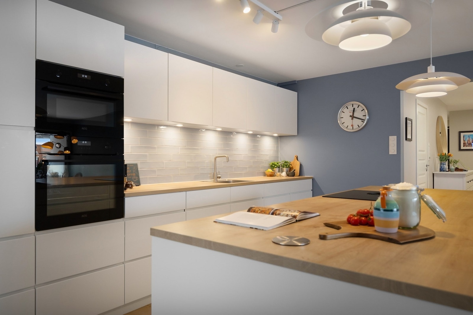 Kjøkkenet har meget bra med skap- og benkeplass som gir gode arbeidsforhold. Galleribilde