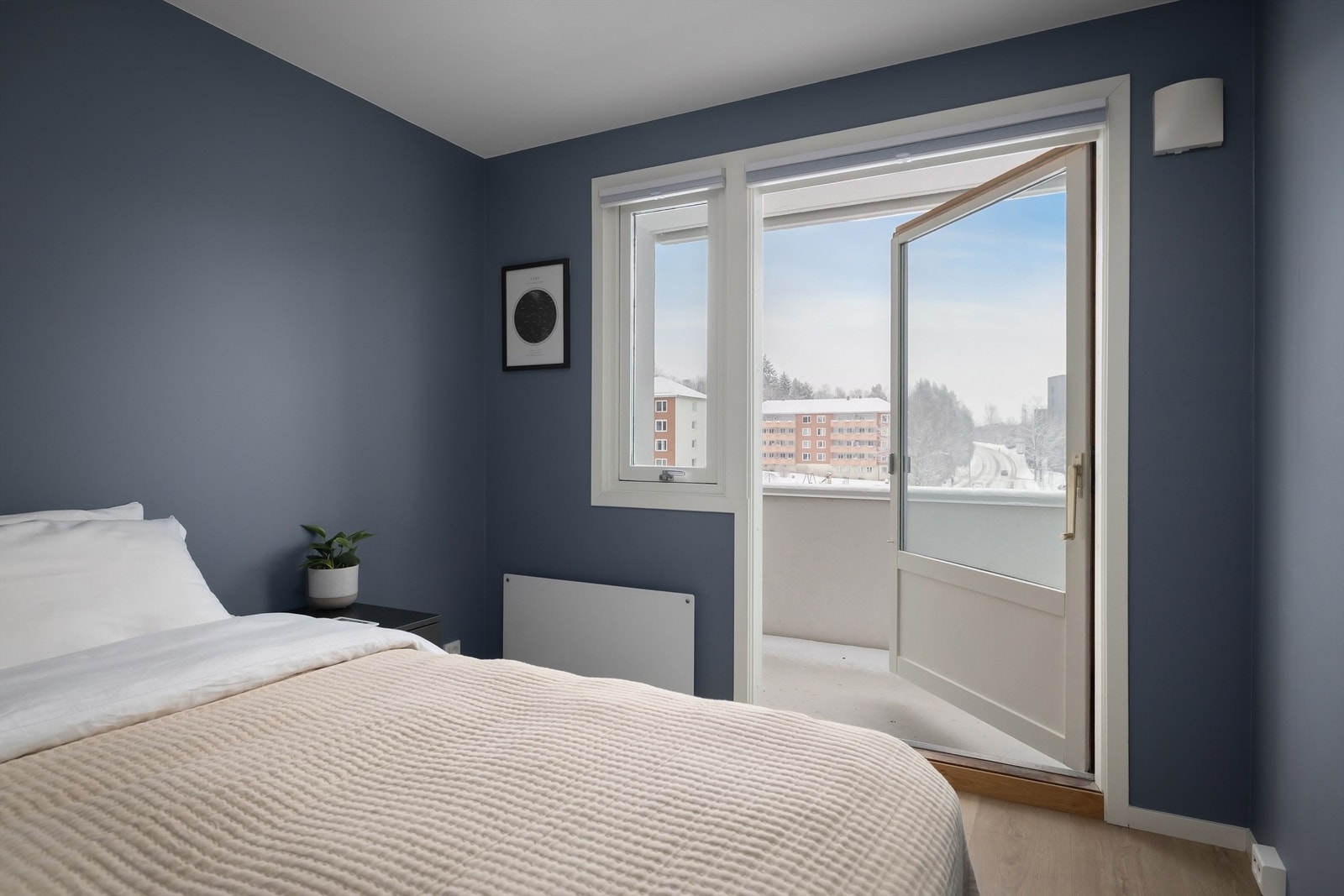 Fra hovedsoverommet går det dør ut til en østvendt balkong på 10 kvm. Galleribilde