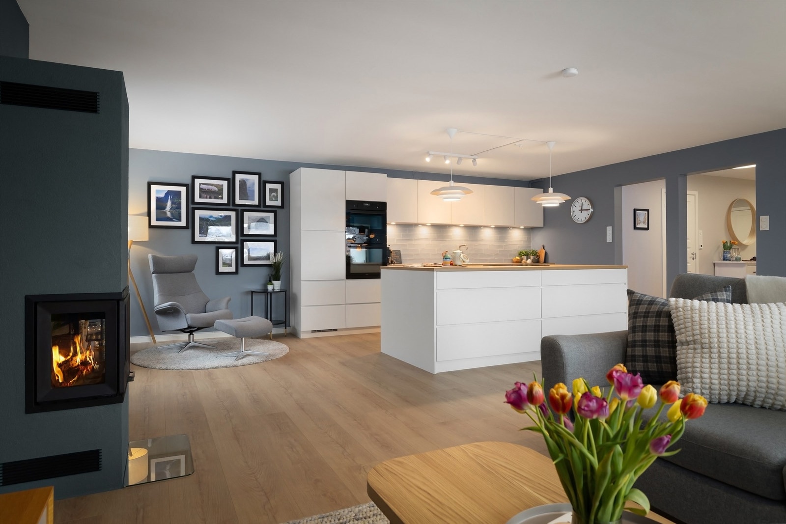 Stuen glir over i en åpen kjøkkenløsning som bidrar til en sosial atmosfære. Perfekt enten man skal underholde gjester eller holde et øye med ungene! Galleribilde