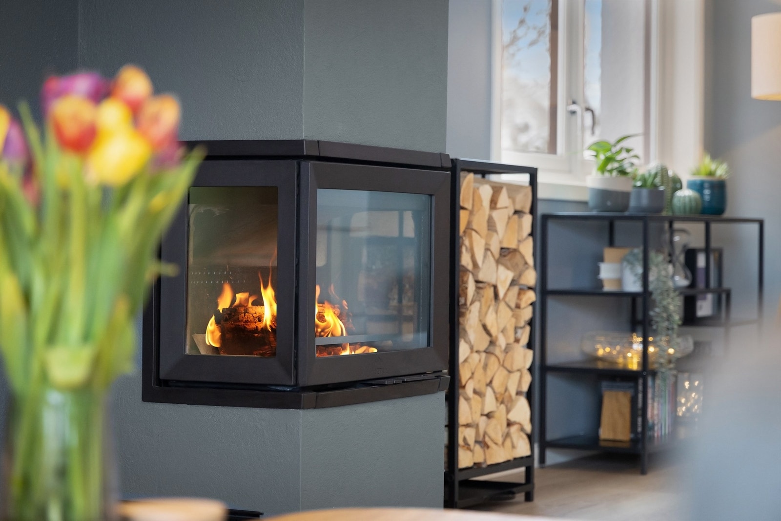 Stuen har i tillegg til varmepumpe, en stemningsskapende peis som blir et naturlig midtpunkt og gir rommet en varm og innbydende atmosfære på vinterhalvåret. Galleribilde