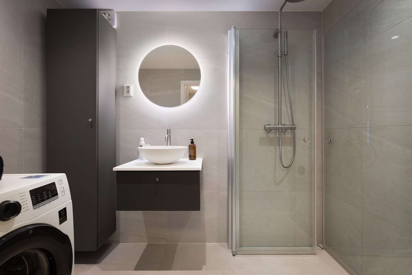 Rålekkert bad fra 2022 med gulvarme og downlights. Galleribilde