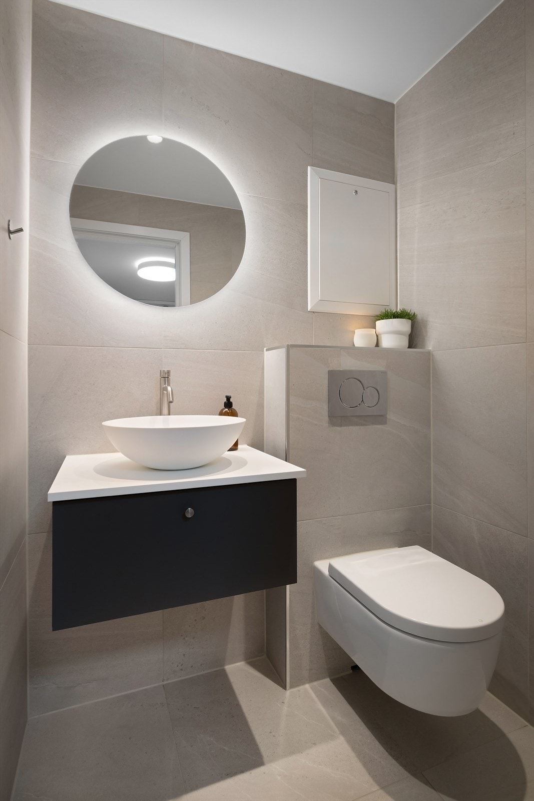 Seperat toalettrom fra 2022, pusset opp i samme stil som badet. Toalettrommet har servant med mett-greps blandebatteri og overnpåliggende vask, samt vegghengt toalett med innebygget sisterne. Galleribilde