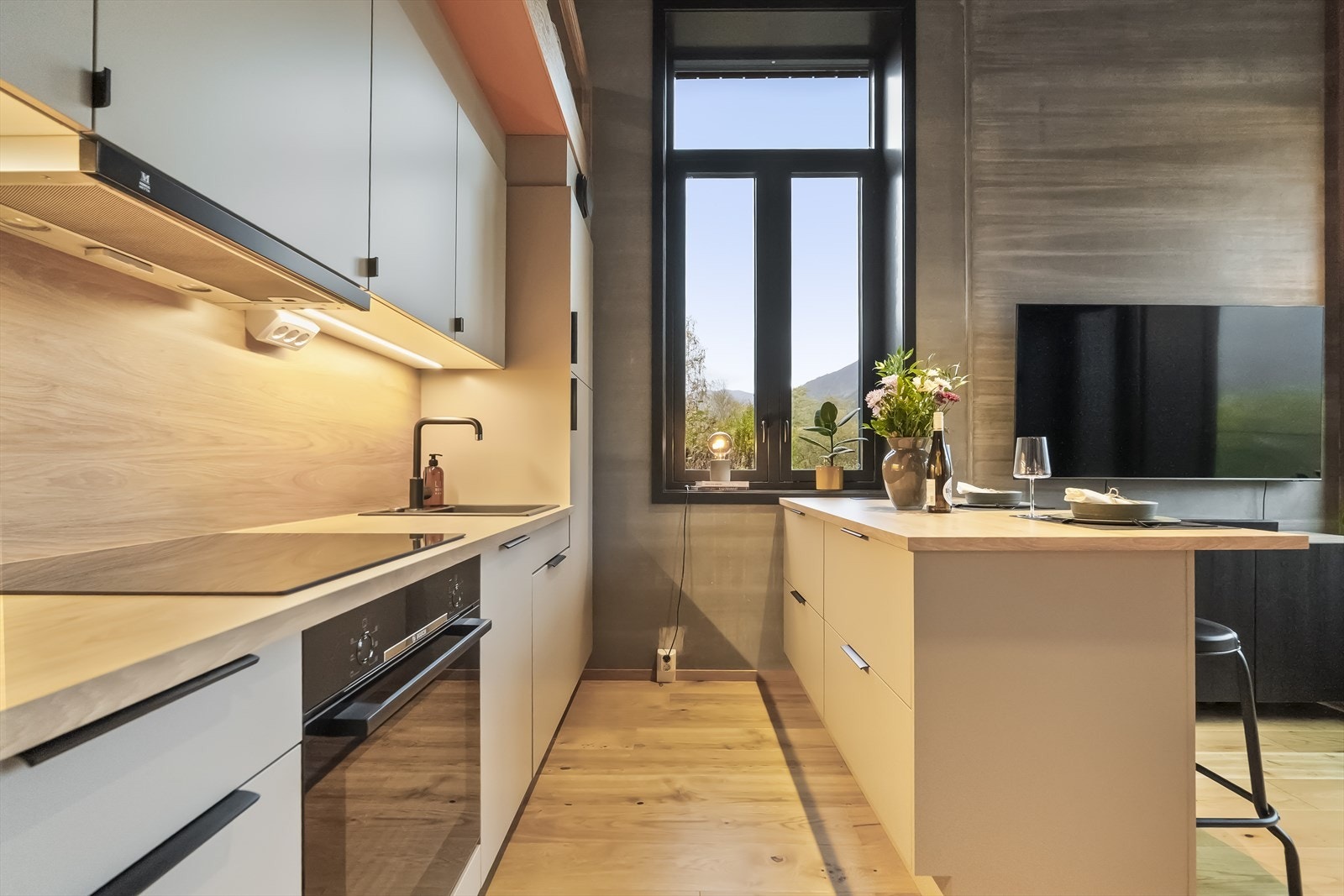 - I kjøkkenøyen er det stikkontakt med USB-uttak - Galleribilde