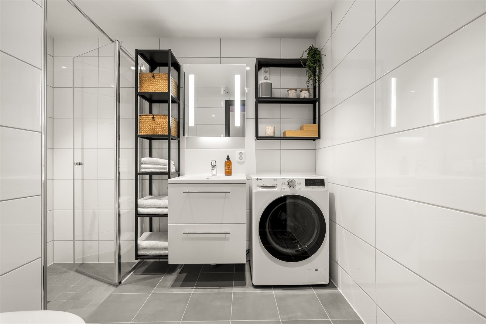 - Badet har fliselagt gulv med varmekabler - Galleribilde