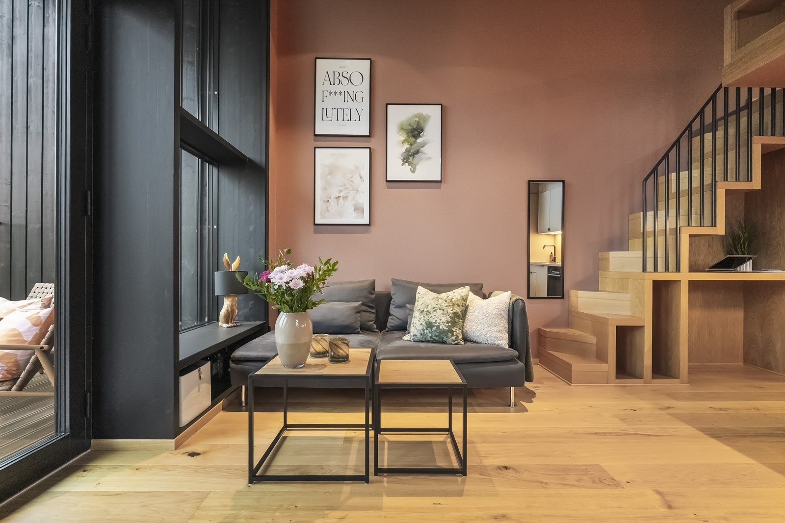 - Smart planløsning med svært god plassutnyttelse - praktisk skrivebord plassert under trappen - Galleribilde