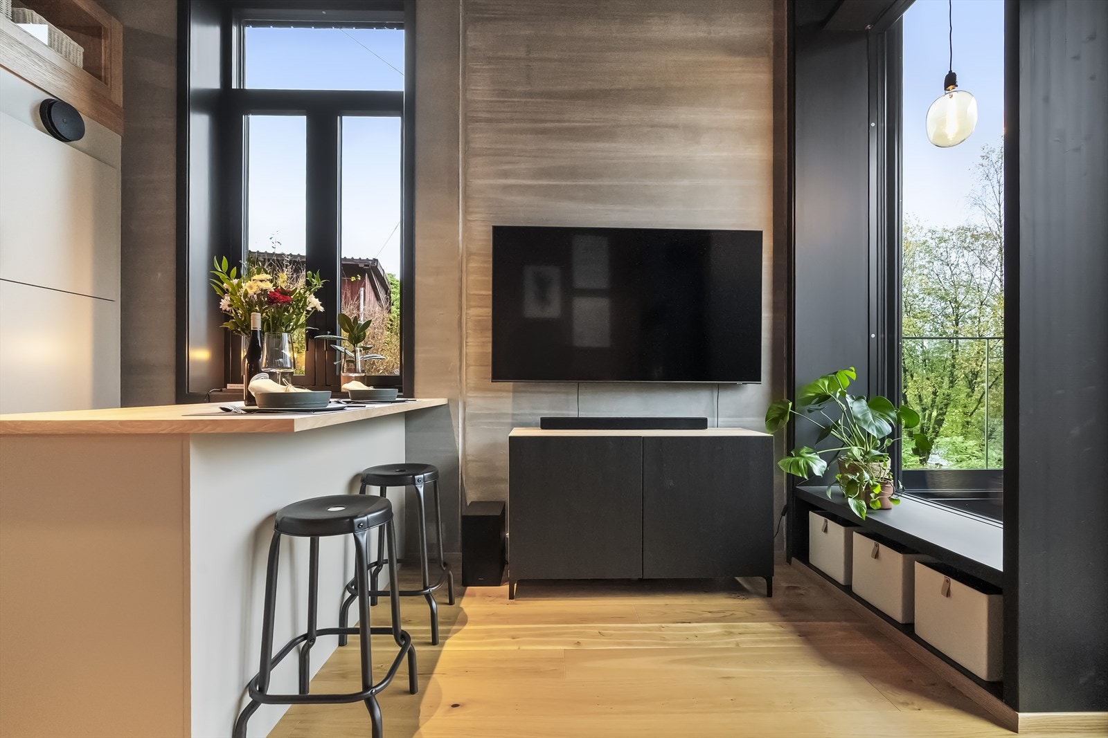 - Leiligheten er sentrumsnær og ligger innenfor bomringen i Førde sentrum - Galleribilde