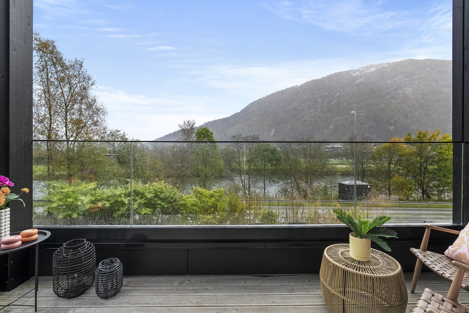 - Fra verandaen ser man over Jølstra. Her er solen fremme på sommerstid fra 06 -20.00 - Galleribilde