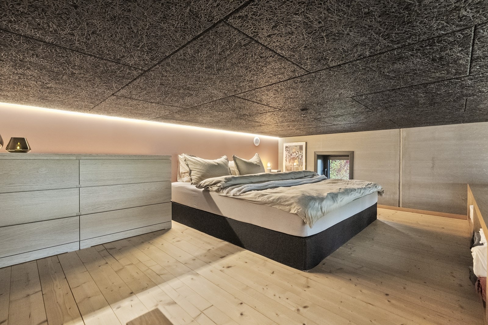 - Lun og hyggelig hems er innredet som soverom - Galleribilde