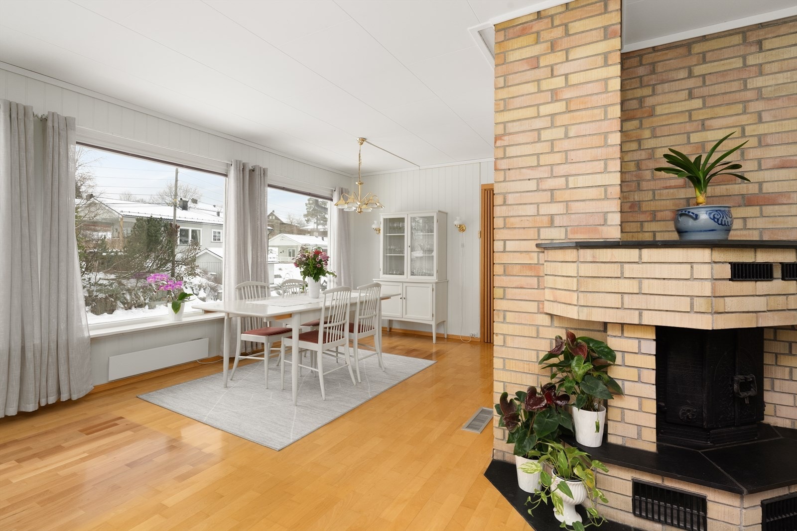 Sentralt i stua er det etablert peis med forblendingsstein og peisinnsats for lun varme på kjølige dager. Galleribilde