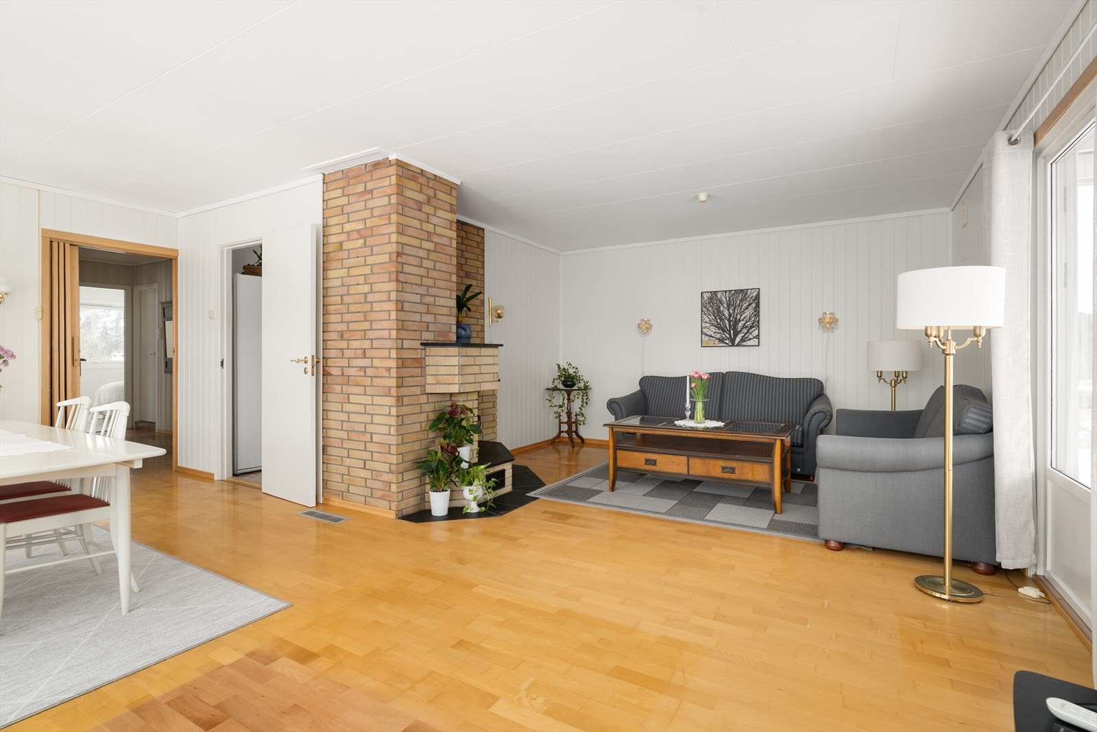 Stua har gode soner for møblering, med plass til sofagruppe, spisestue og annen mindre møblering. Galleribilde