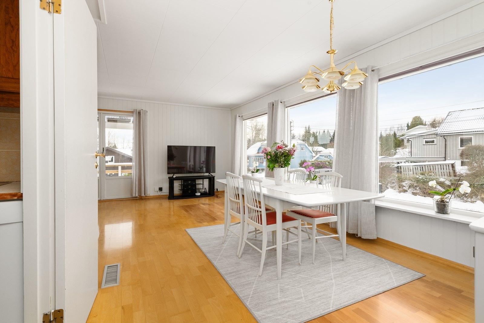 Fra stua er det verandadør med adkomst til en solrik terrasse med plass til utemøbler både under tak og under åpen himmel. Galleribilde