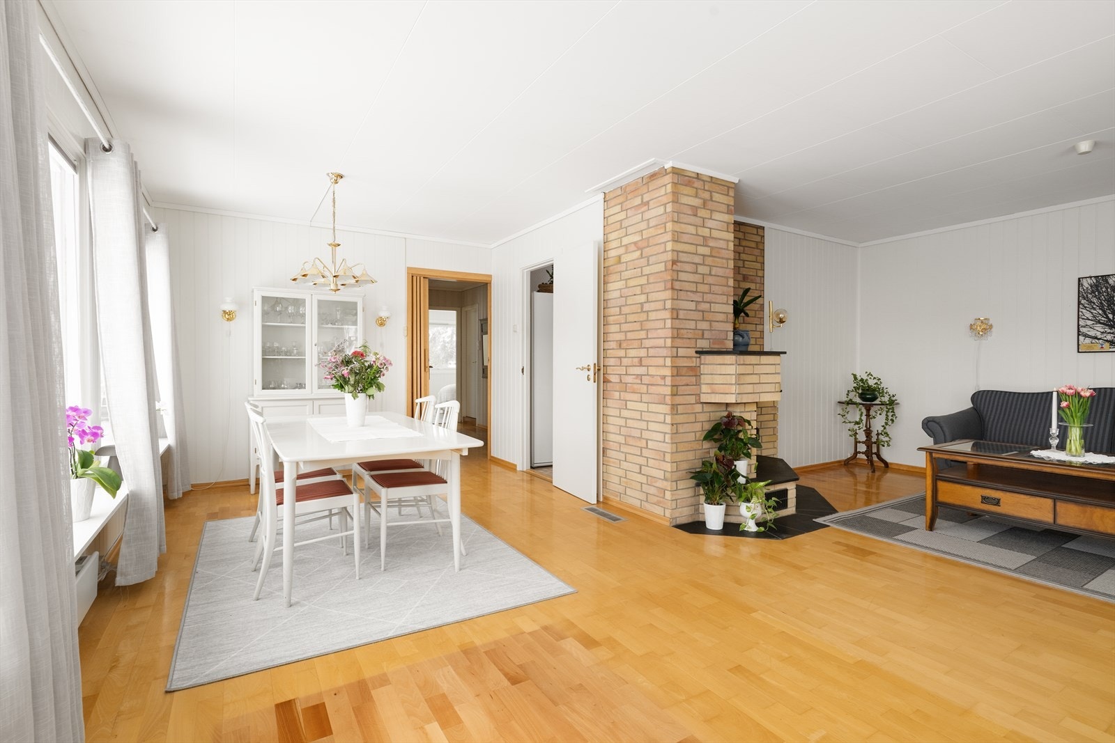 Boligen har en praktisk planløsning med både stue og bad i begge etasjer, 3 soverom og eget vaskerom. Galleribilde