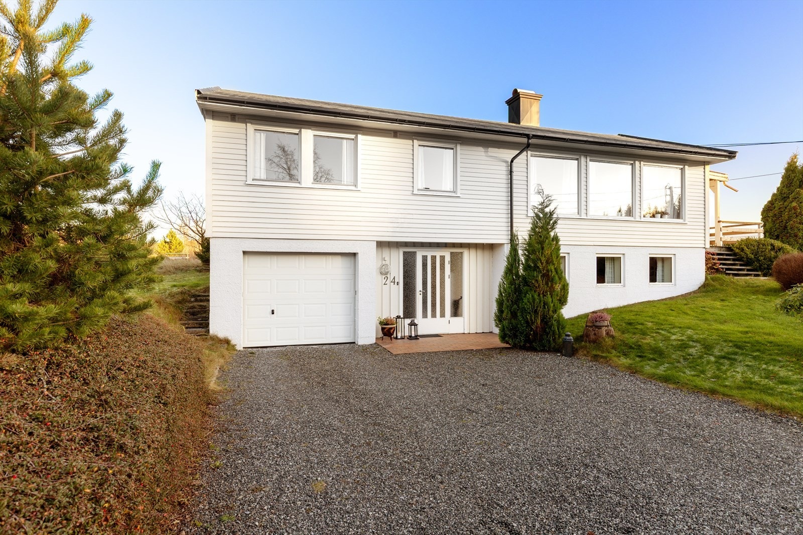 Gårdsplassen har god plass til biloppstilling, samt at det er parkering i integrert garasje. El bil lader i garasjen. Galleribilde