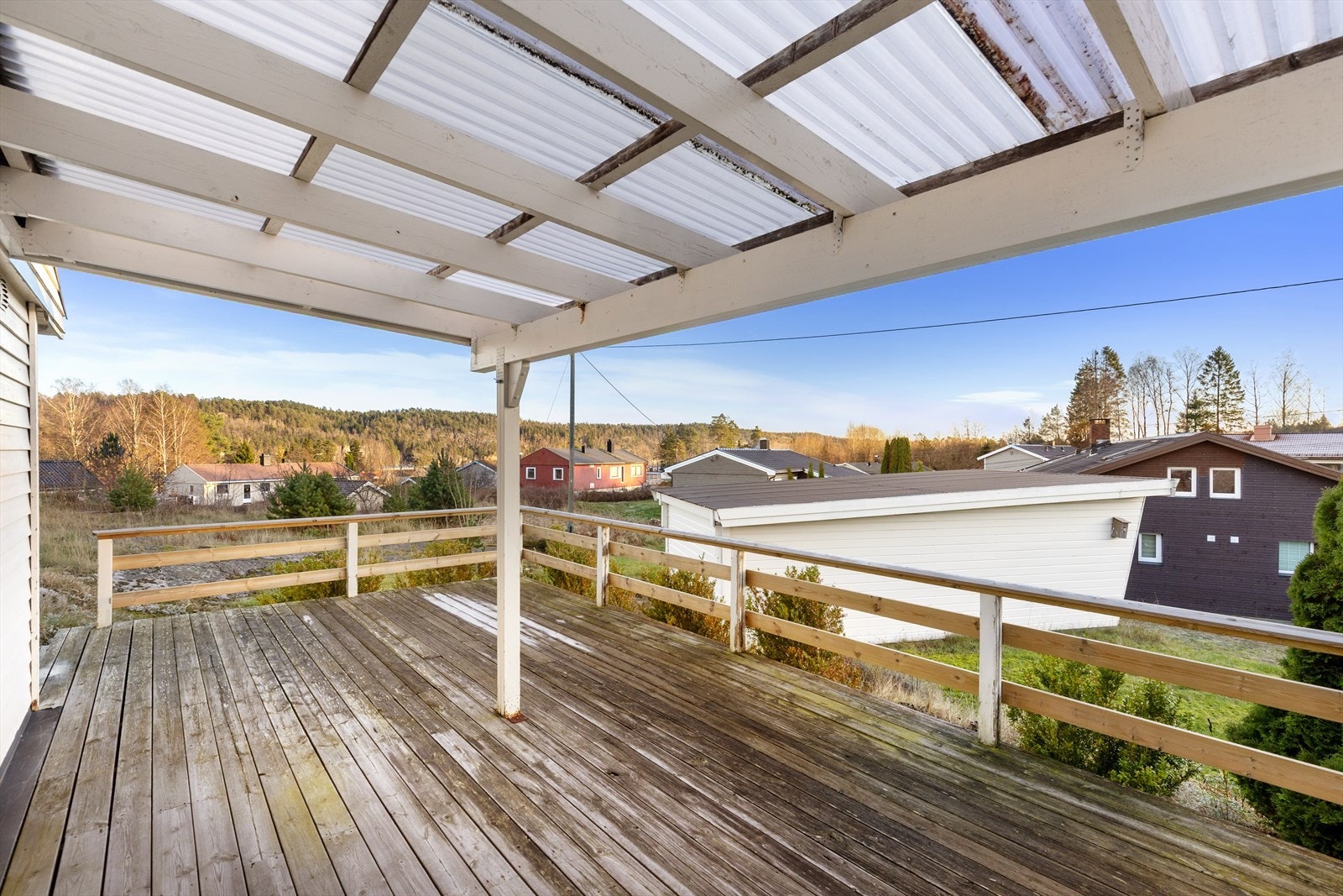 Terrassen har god plass til diverse utemøbler, med trappeadkomst ned til terreng på begge sider. Galleribilde