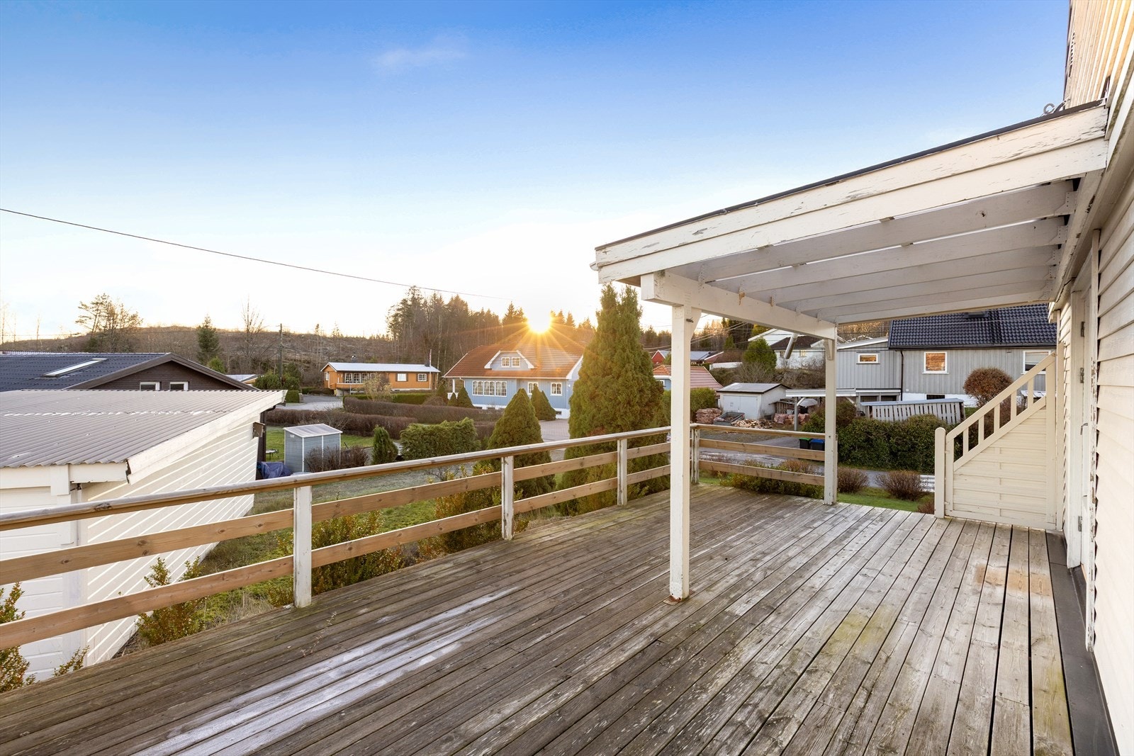 Terrassen ligger på samme plan som stua og gir en fin, glidende overgang mellom ute- og innerom. Galleribilde