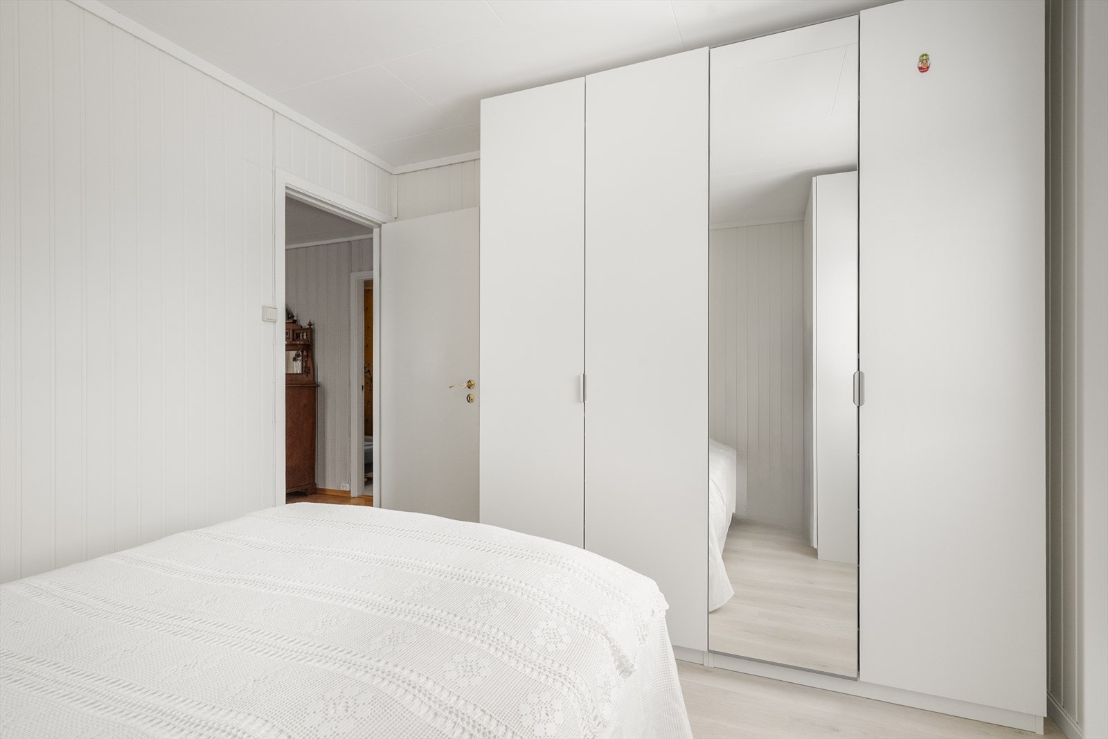 På hovedsoverommet er det godt med garderobeskap. Galleribilde