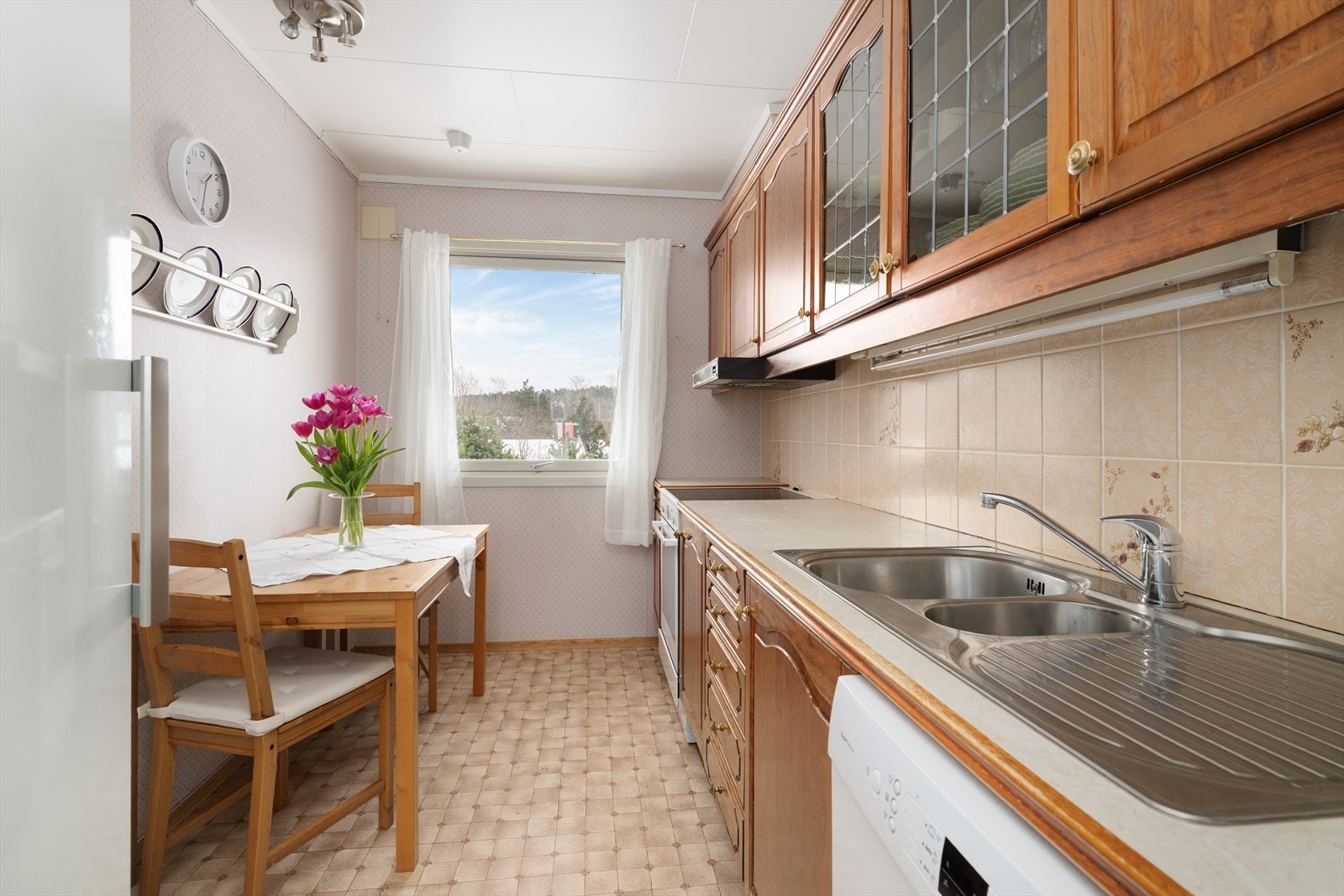 Kjøkkenet som ligger inntil stua har en koselig spiseplass og vindu mot øst. Galleribilde