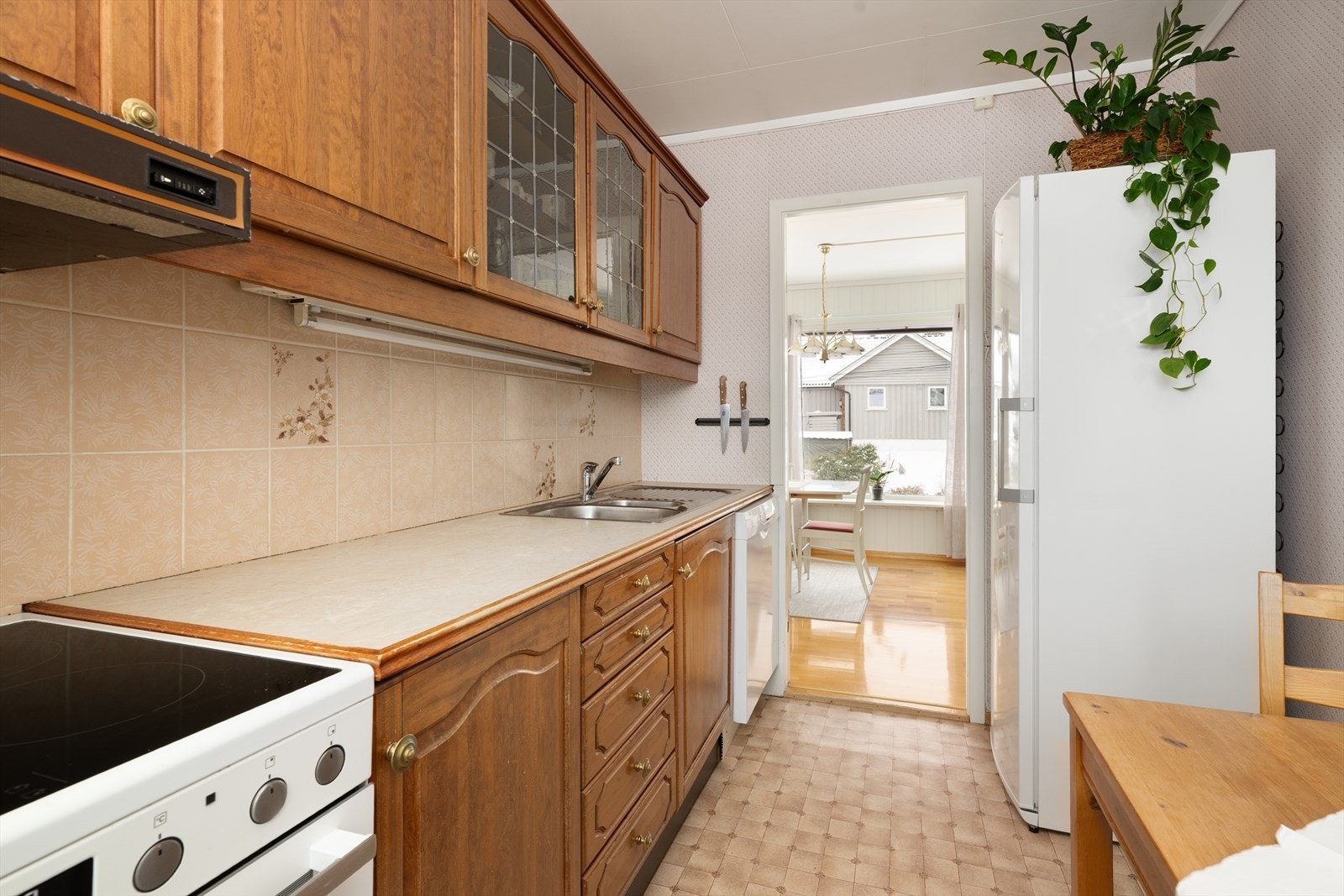 Kjøkkenet har avsatt plass til frittstående hvitevarer som oppvaskmaskin, komfyr og kjøl/fryseskap. Over kokesonen er det ventilator med avtrekk ut. Galleribilde