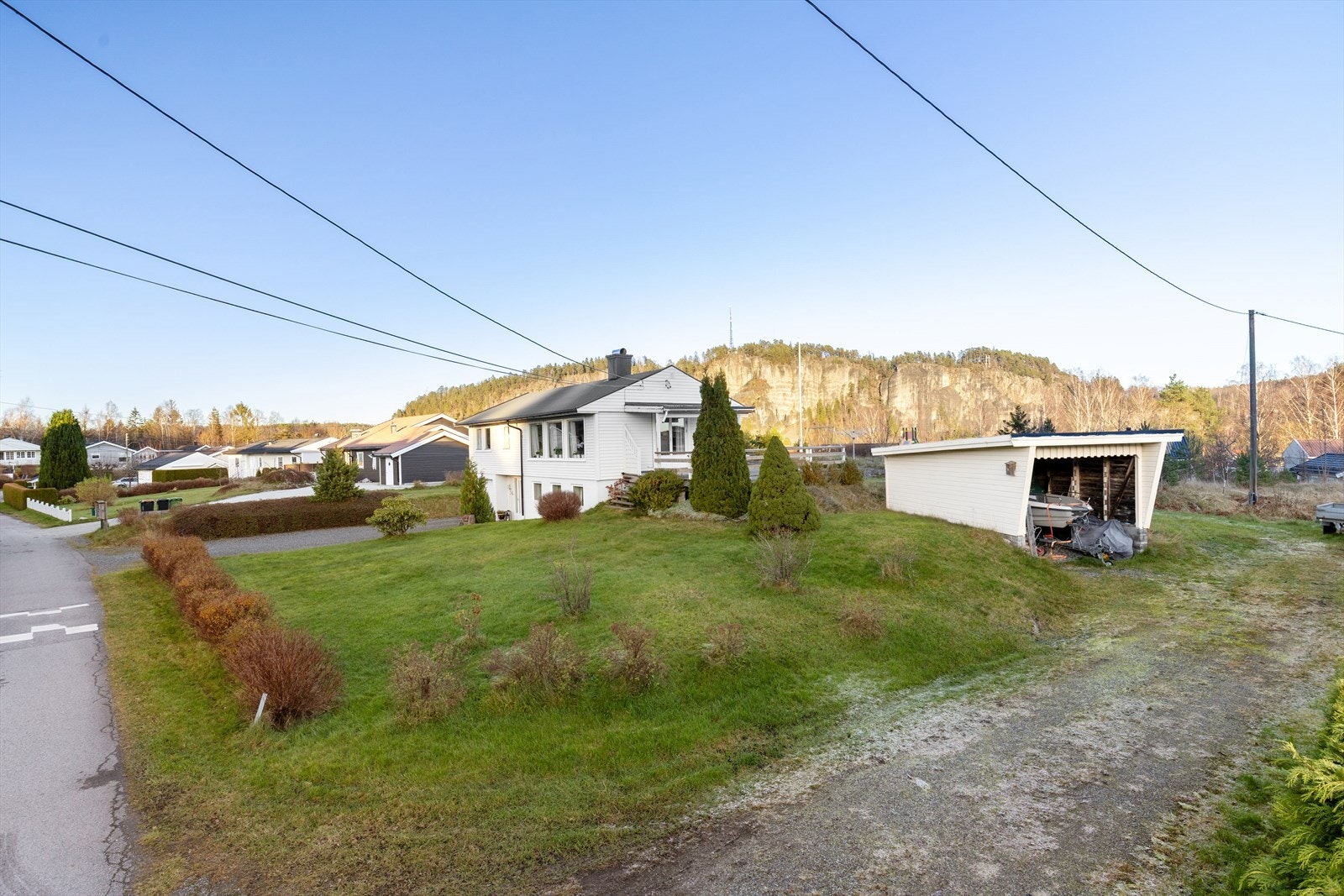 Koselig enebolig over to plan med integrert garasje beliggende i trivelig og barnevennlig boligområde på Rugtvedt med nærhet til skole, barnehage, idrettsanlegg. Galleribilde