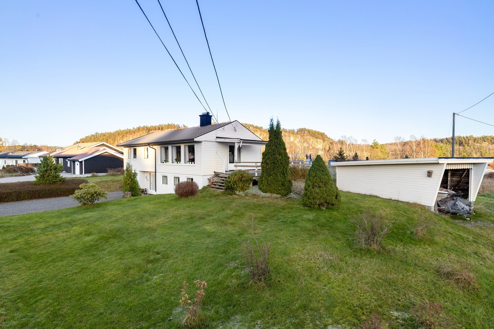 Det er også oppført frittstående garasje syd på eiendommen. Garasjen er på 21 m2, med enkel standard og uten garasjeport. Galleribilde