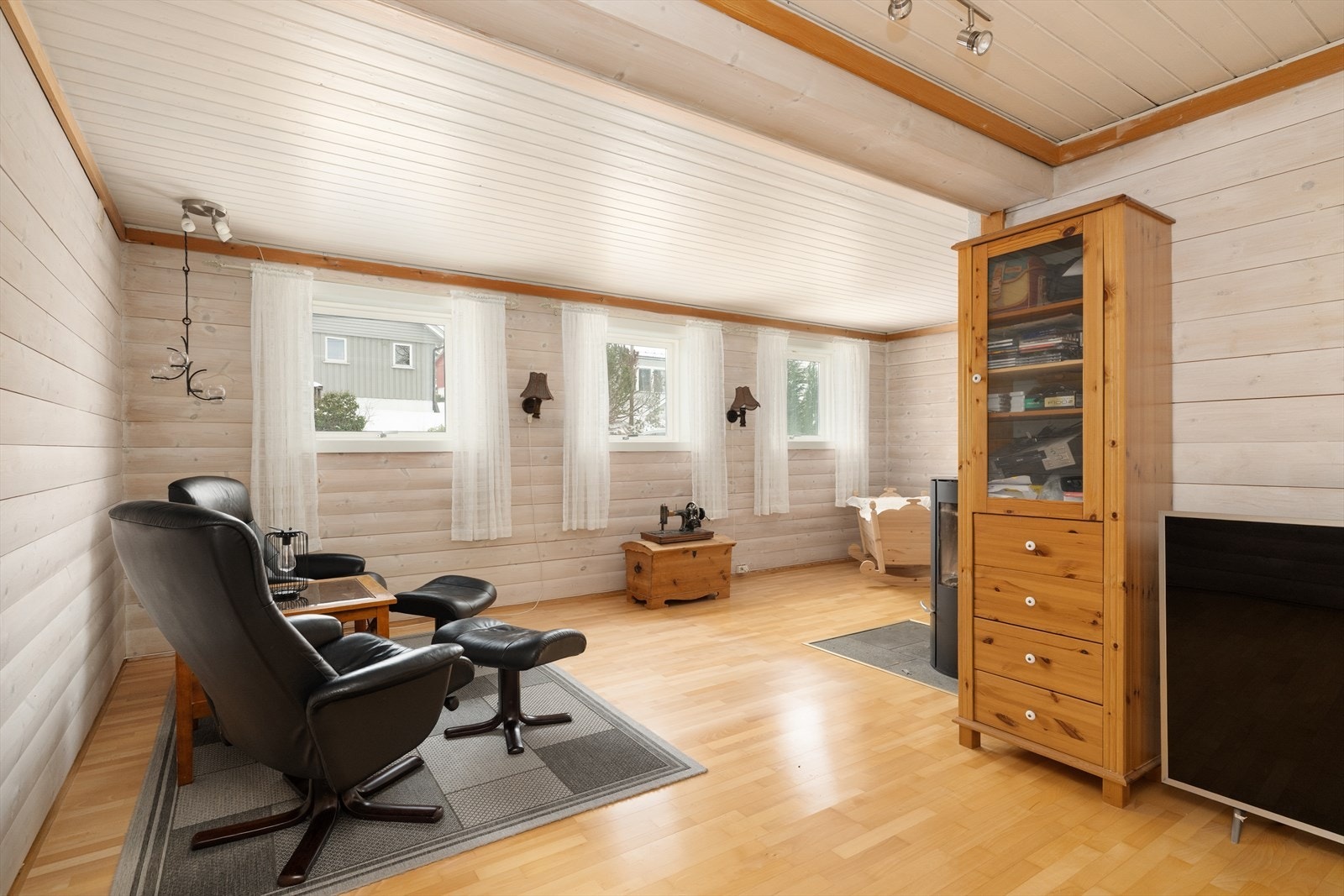 Kjellerstua som er innredet og utvidet mot bodareal uten at dette er søkt om og uten at nødvendig godkjennelse er gitt av kommunen. Galleribilde