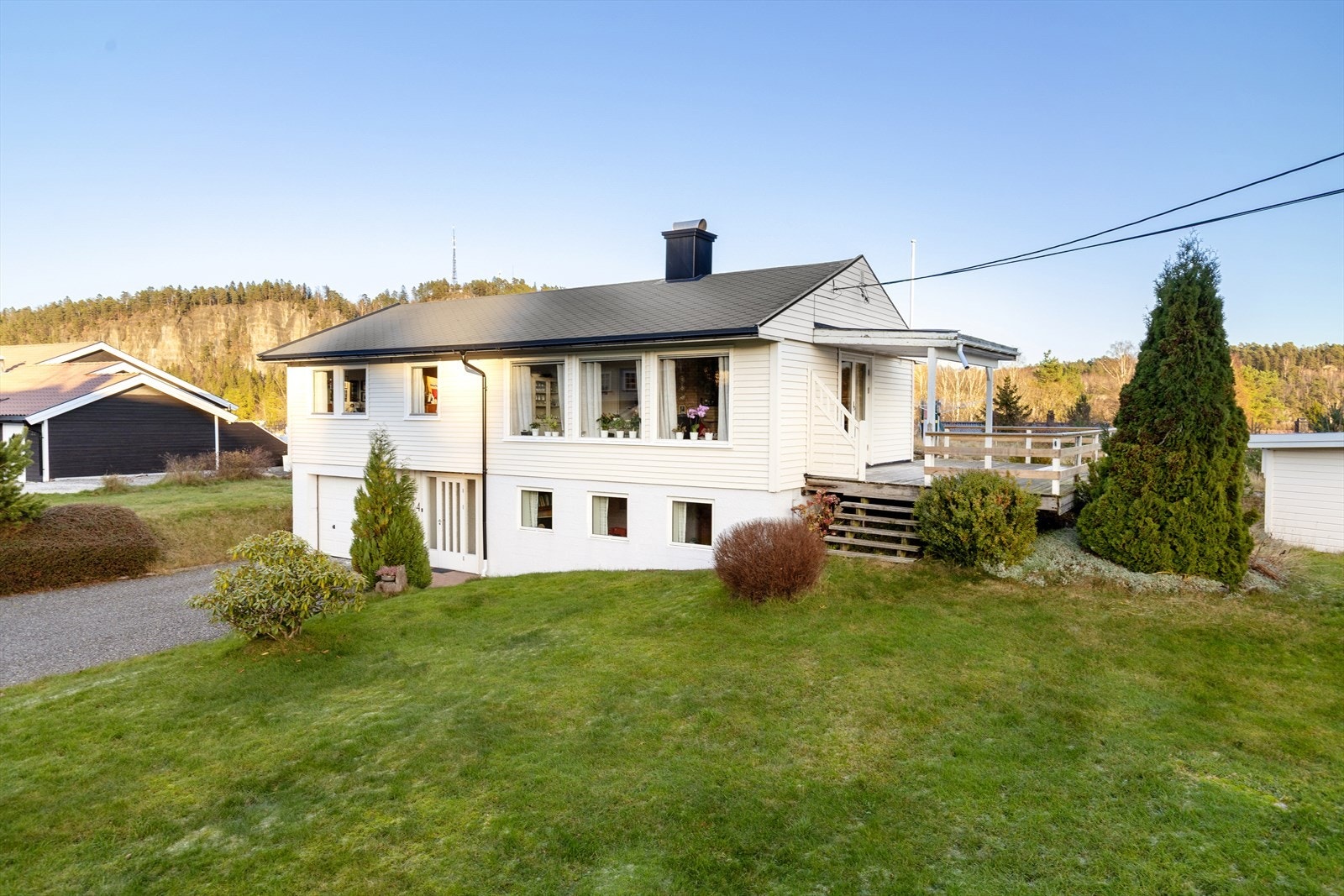 Den romslige eiendommen ligger fint til i boligfeltet, med vestvendt beliggenhet som gir nydelige solforhold store deler av dagen og kvelden. Galleribilde