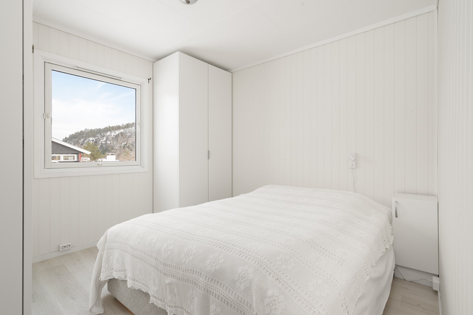 Boligens tilsammen tre soverom ligger i hovedetasjen. Galleribilde