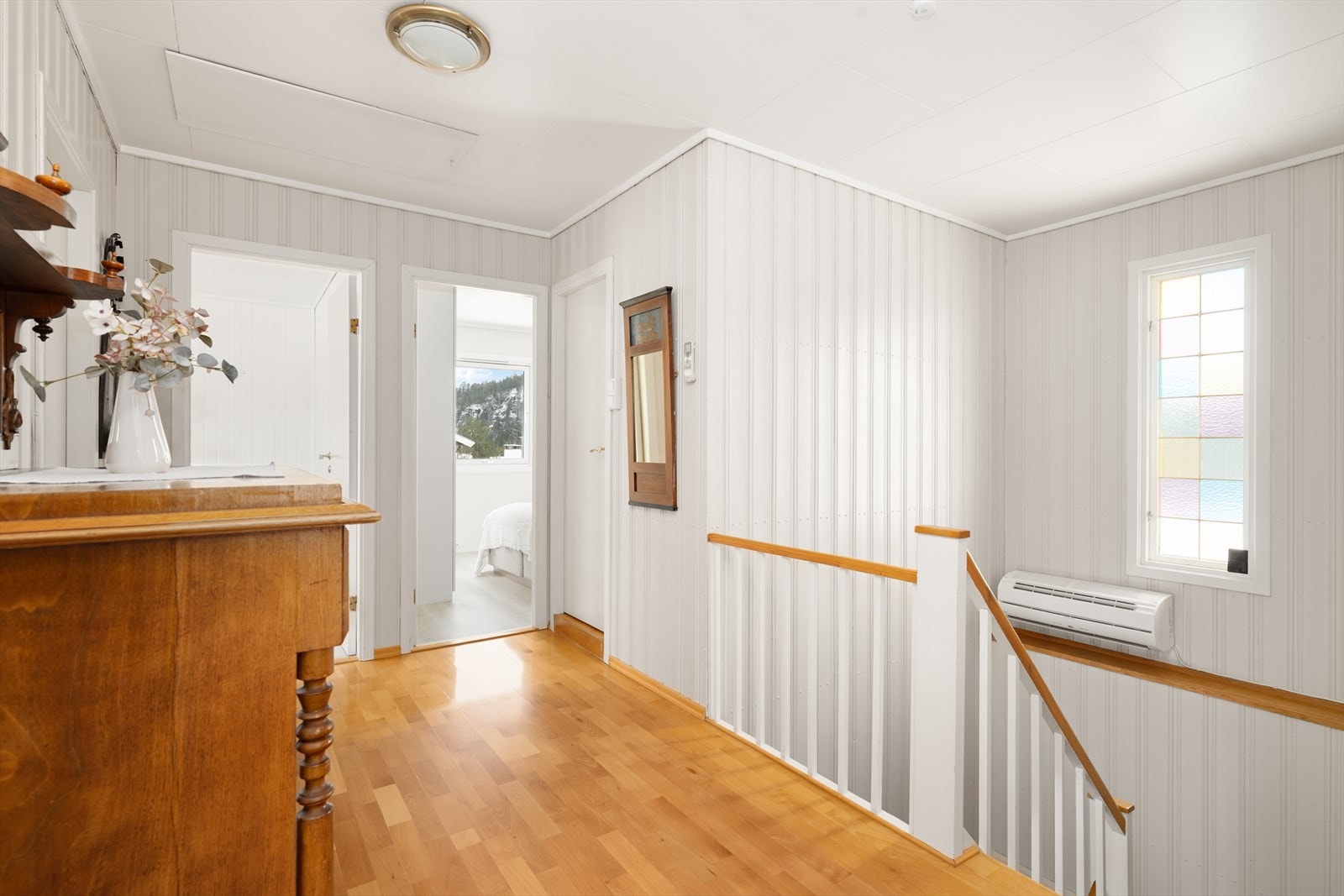 Gangen på hovedplan gir adkomst til stue og kjøkken på den ene siden, og soverom og bad på andre siden. Det er installert varmepumpe i trappegangen for en jevn og behagelig varme i etasjen. Galleribilde