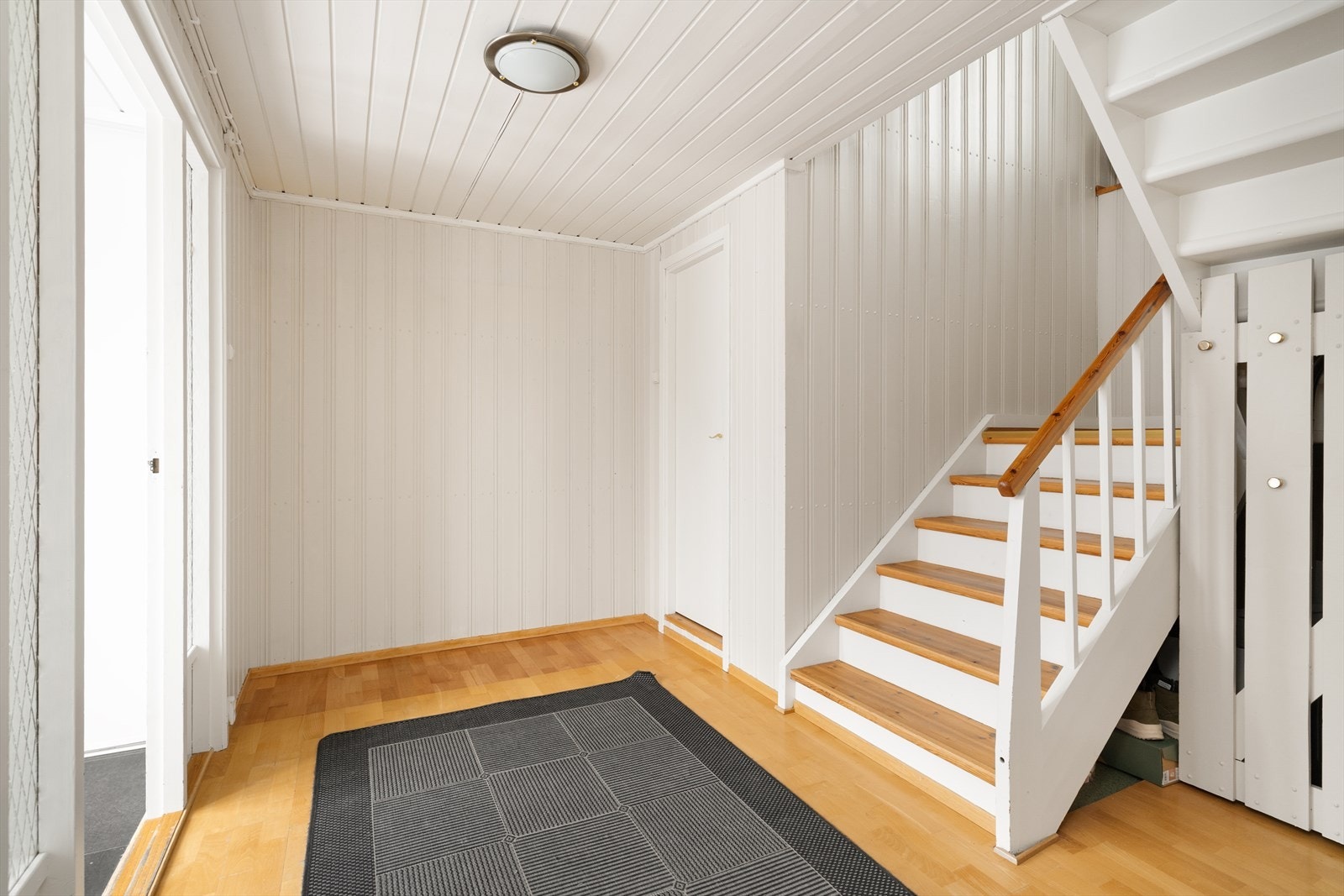 Hall med trapp opp til hovedetasjen. Galleribilde