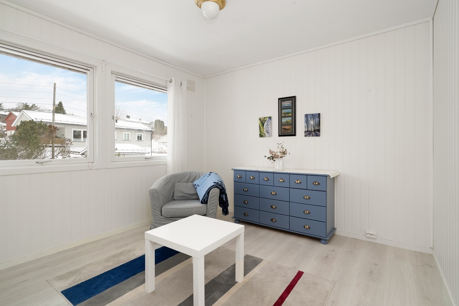 På to av soverommene er det moderne laminat på gulvet og malt panel på veggene. Galleribilde